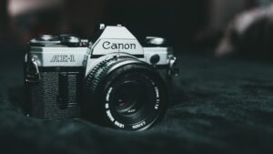 A picture of a camera on top of piece of cloth as a representation of one of the cases mentioned on this article related to the AI Art.