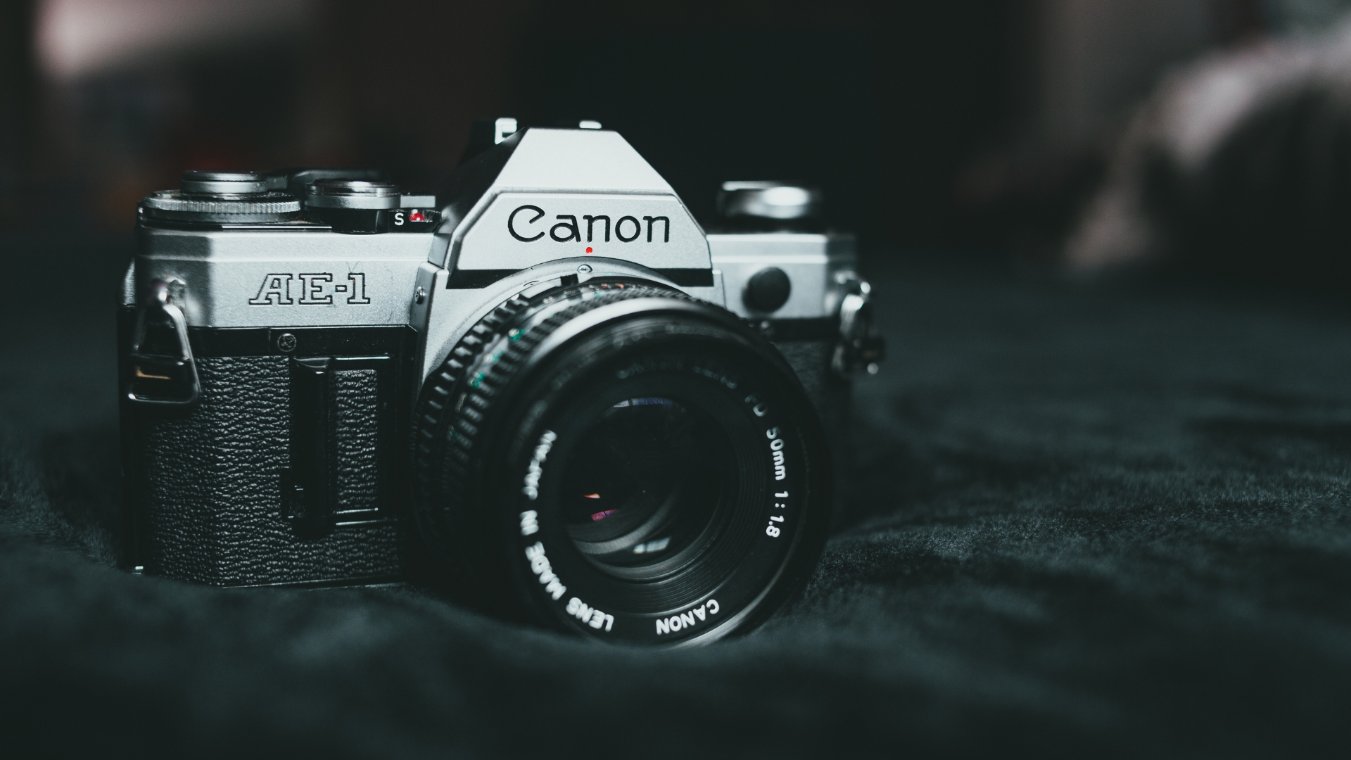 A picture of a camera on top of piece of cloth as a representation of one of the cases mentioned on this article related to the AI Art.